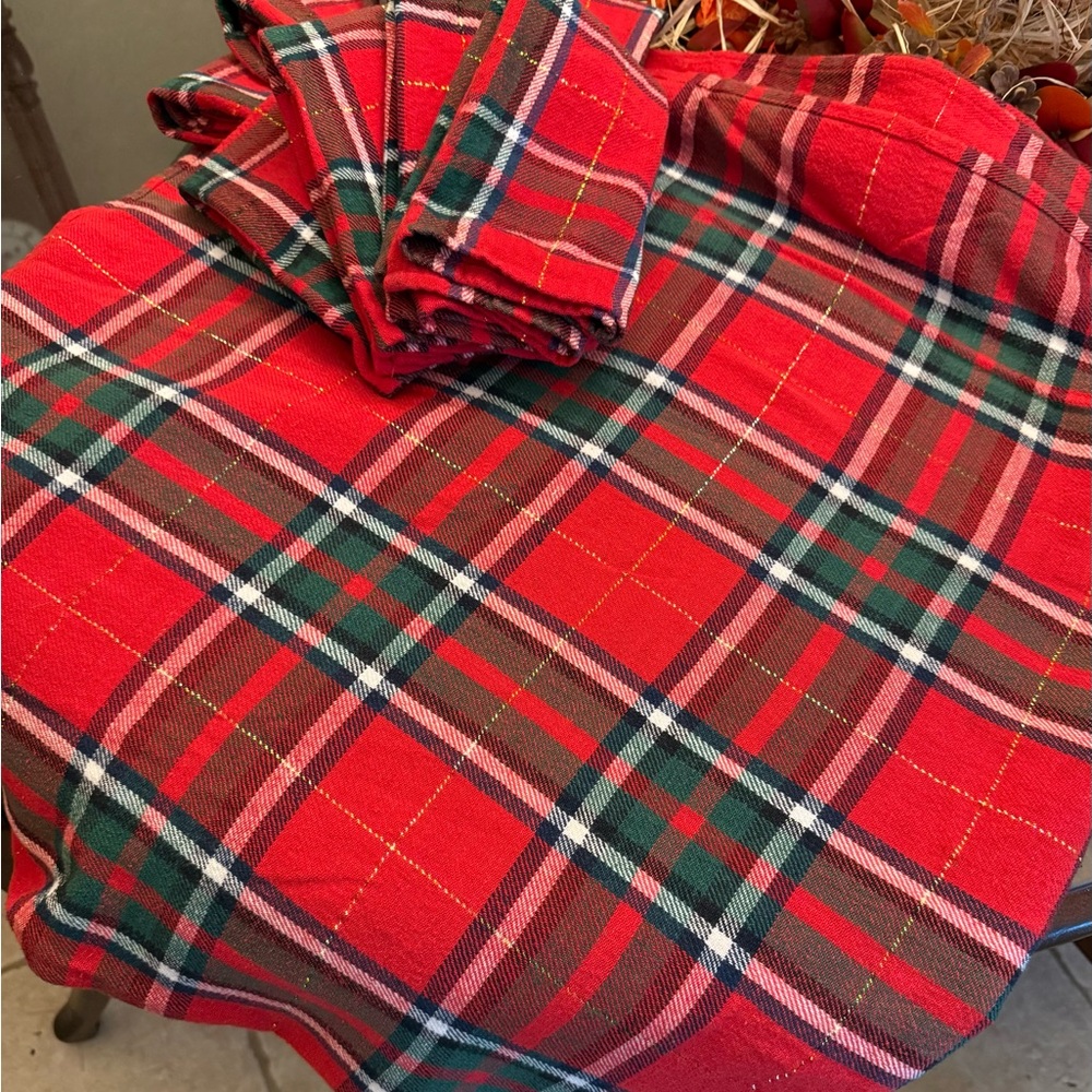 Holiday Tartan Plaid 54x96 Tablecloth and 8 Napkins
FINAL PRICE $15